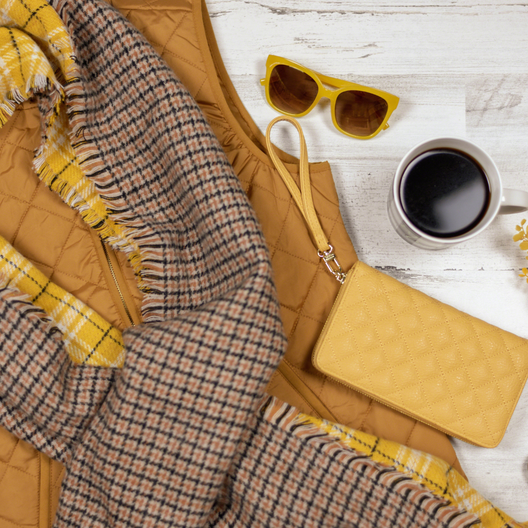 Herbstliches Flatlay in Orangen und gelben Farbtönen Quelle: Canva Pro