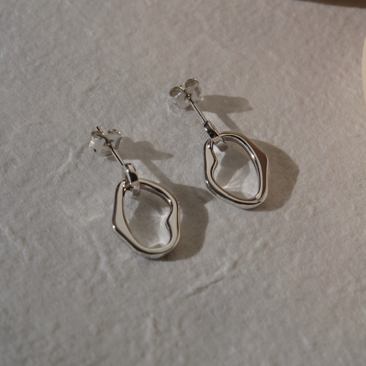 Soft Current Drops - modern skulpturale Ohrringe