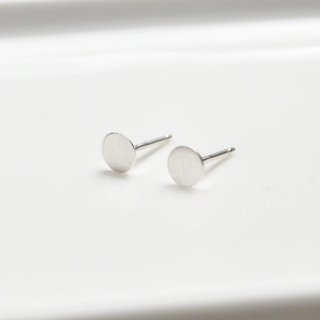 "Tairu" matte silberne Pünktchen Ohrstecker