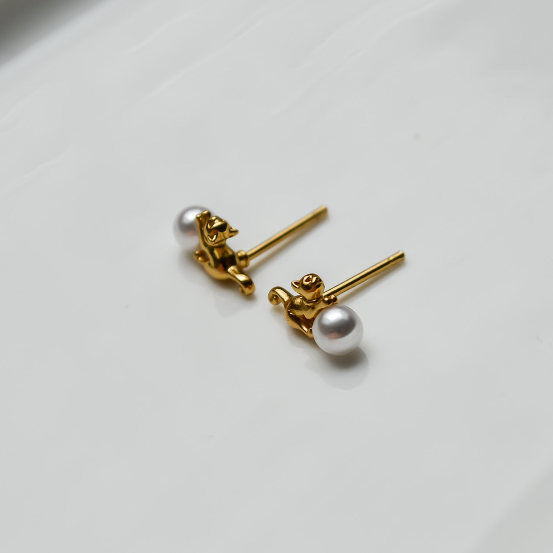 "Siam" winzige goldene Katzen Ohrstecker mit Perle