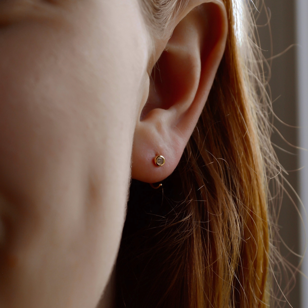 "Clarissa" goldene Zirkonia Huggie Hoops