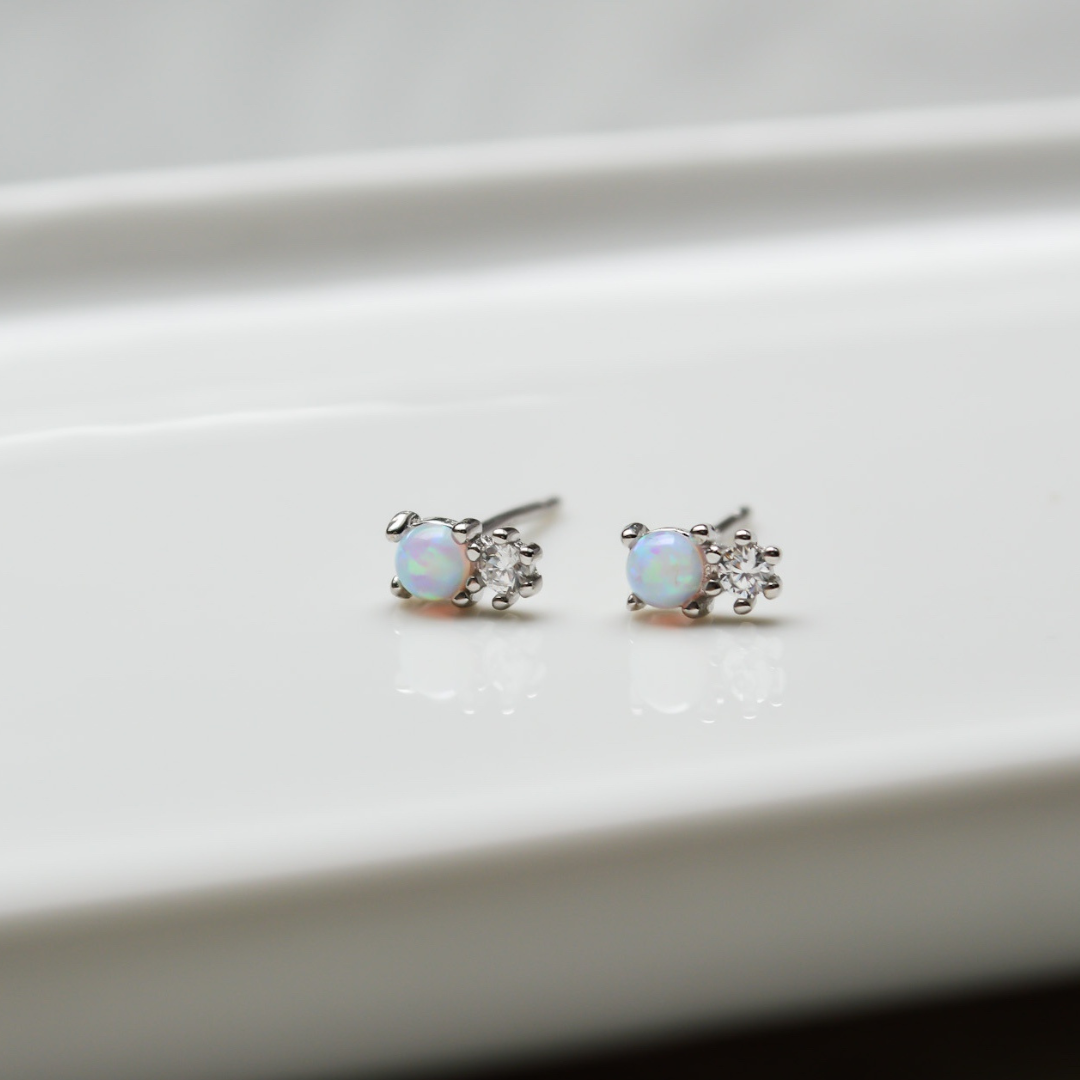 Winzige silberne Opal Ohrstecker mit Zirkonia