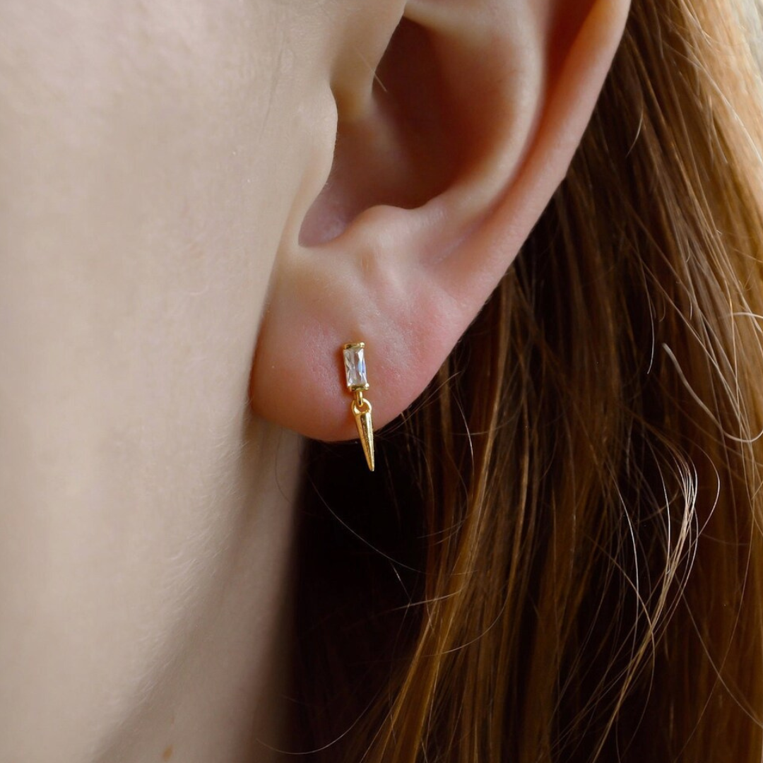 "Kendra" zierliche Spike Ohrstecker vergoldet mit Baguette Zirkonia