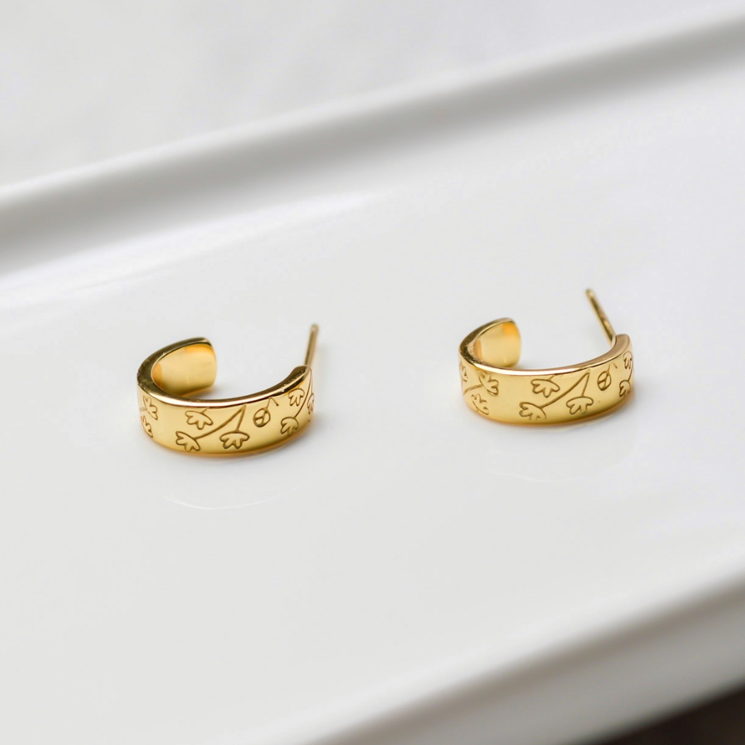 "Flora" goldene Halbcreolen mit Blumenmuster