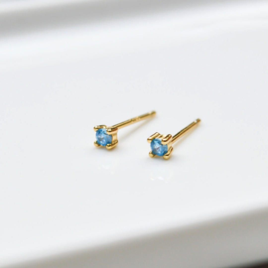 "Shui" winzige goldene Ohrstecker mit blauem Zirkon