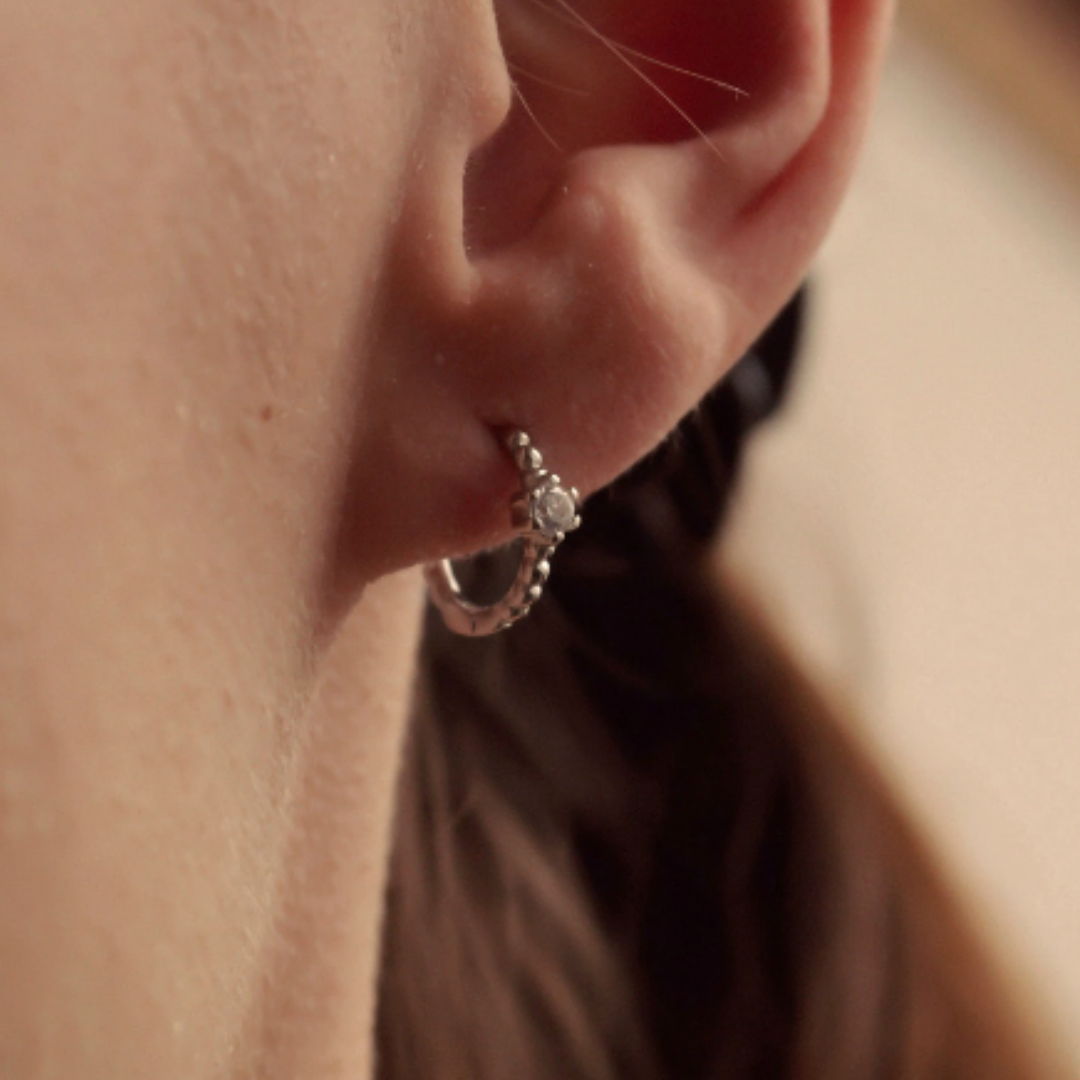 "Jana" zarte Kügelchen Creolen für jeden Tag mit schimmernden Zirkonia