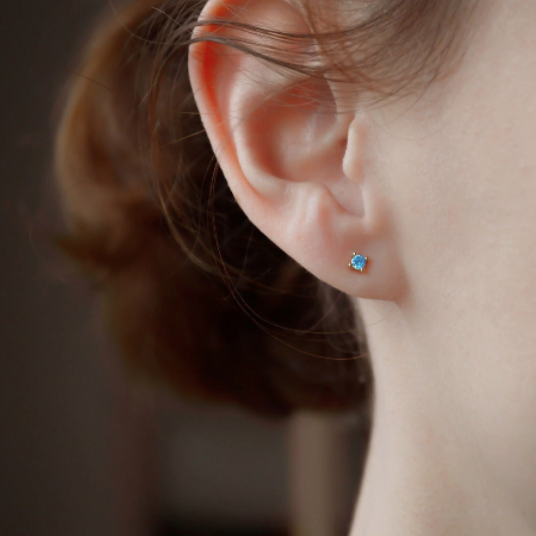 "Shui" winzige goldene Ohrstecker mit blauem Zirkon