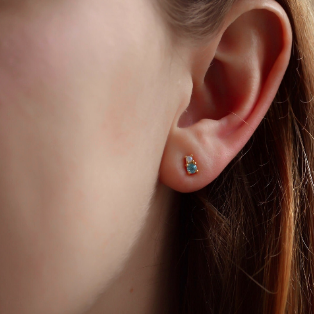 "Yuna" winzige goldene Ohrstecker mit blauem Zirkonia und Mondstein