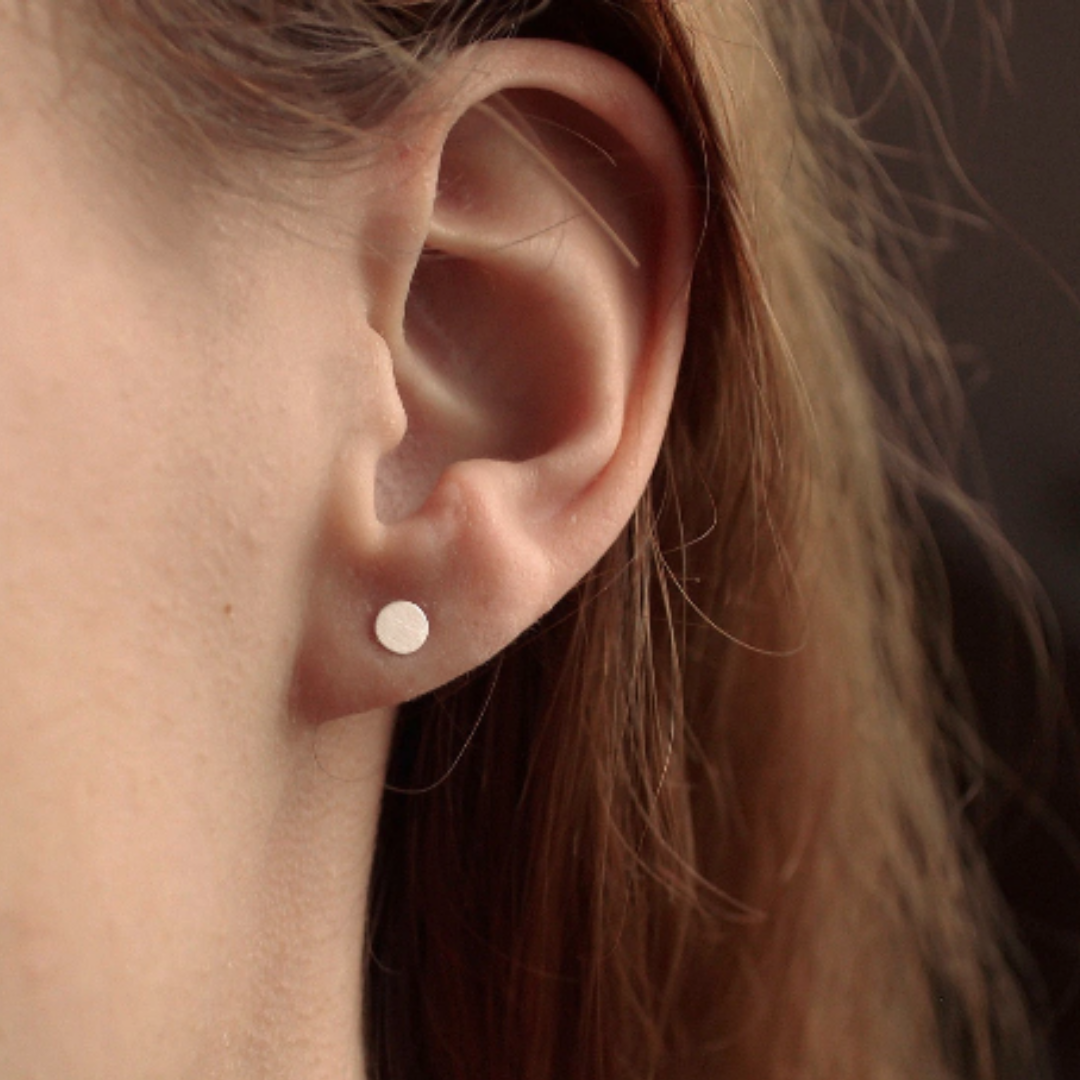 Matte silberne Pünktchen Ohrstecker