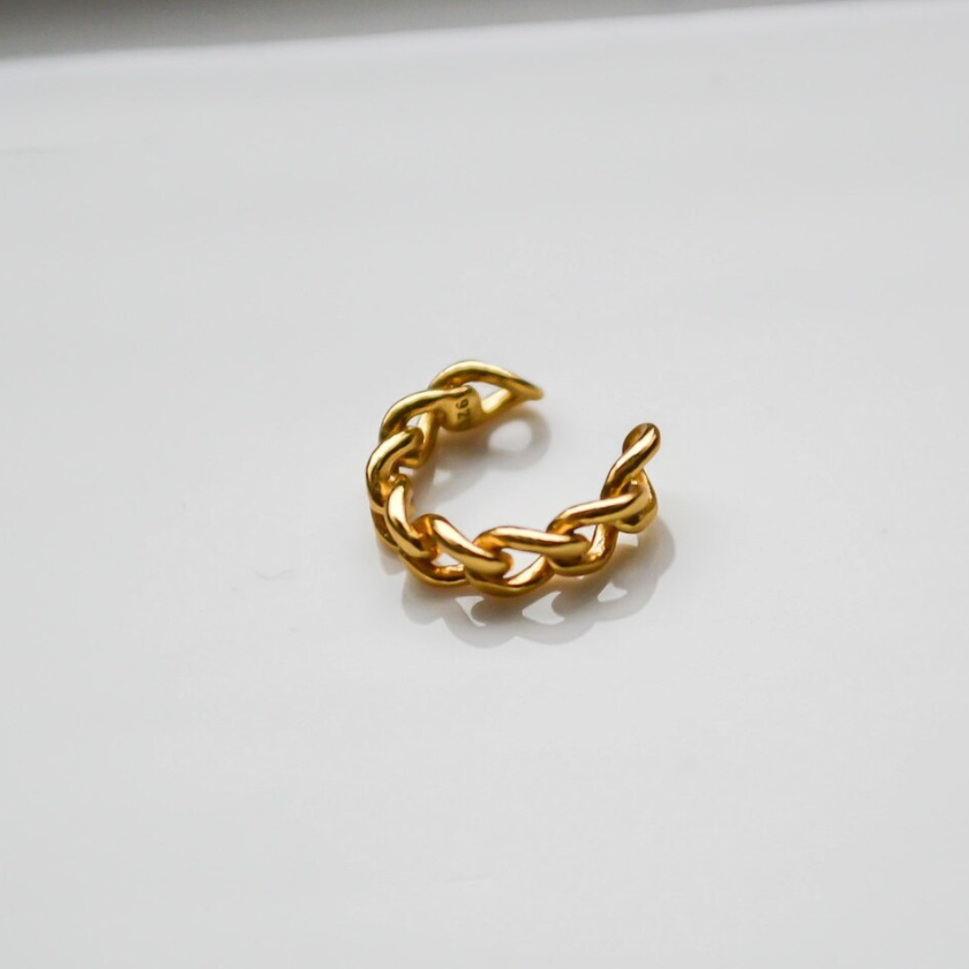 Zierlicher goldener Earcuff in modernem geflochtenen Design