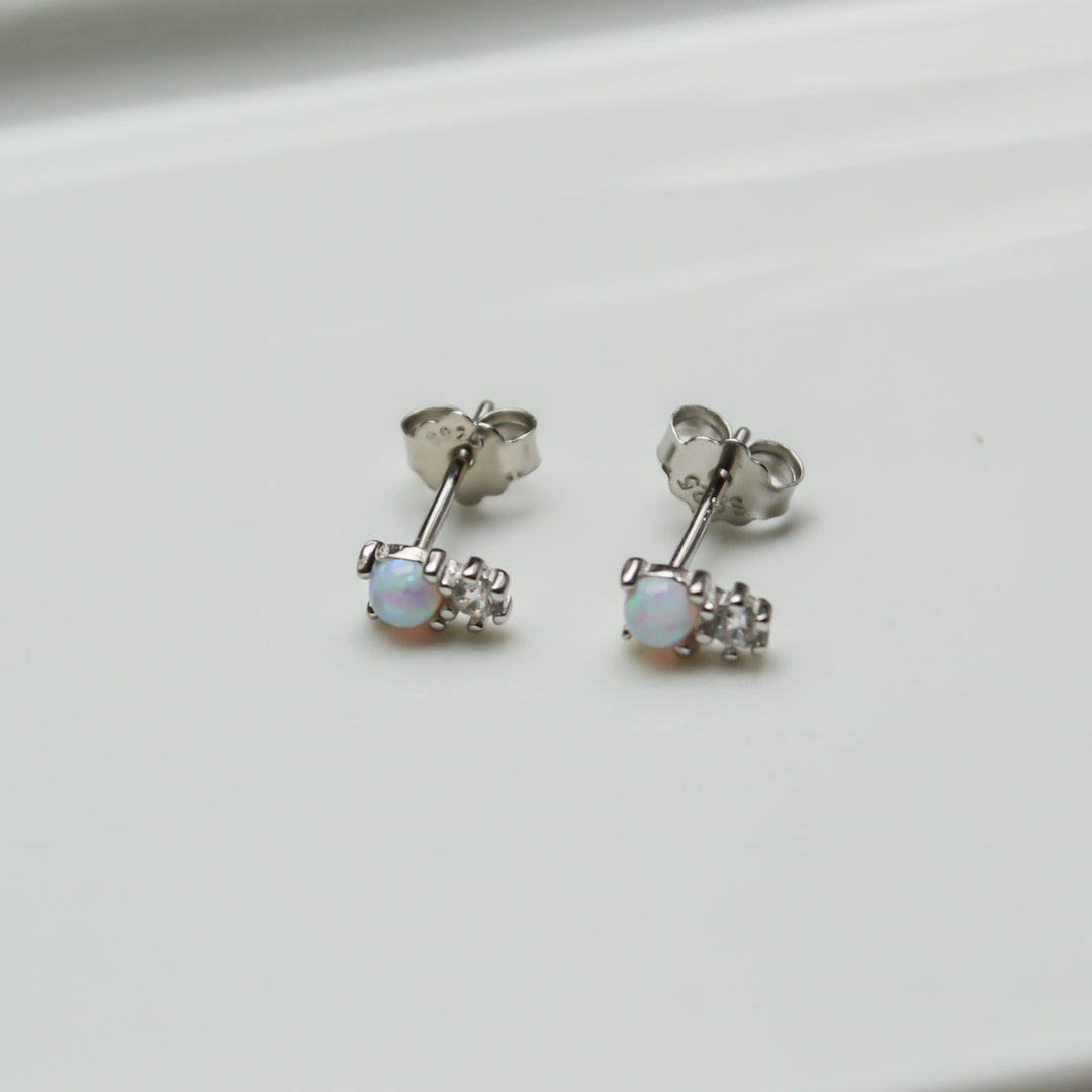 "Opal Sparkle" winzige Silber Ohrstecker mit Opal und Zirkonia