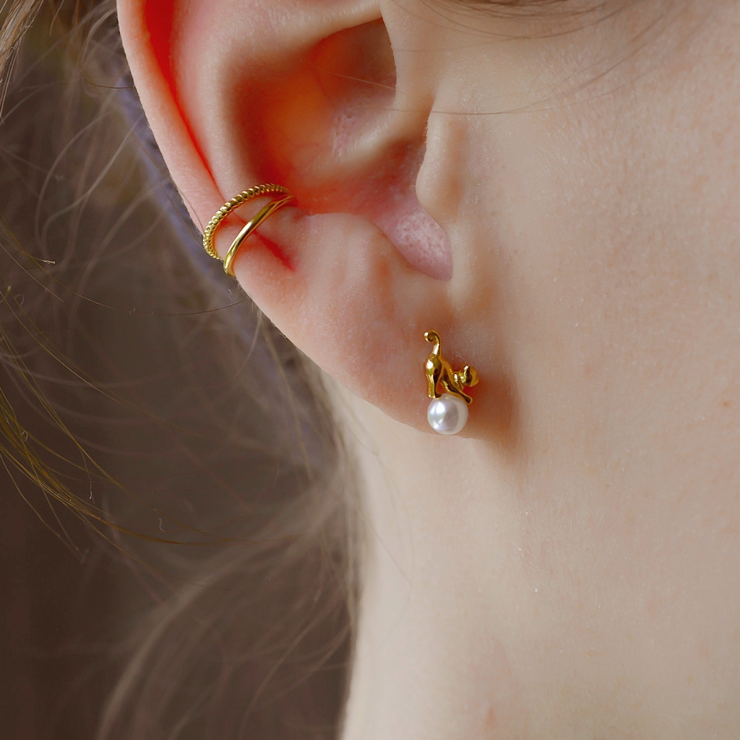 "Siam" winzige goldene Katzen Ohrstecker mit Perle