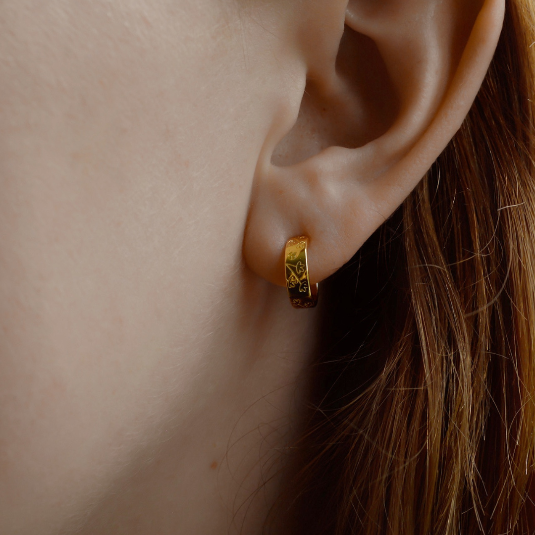 "Flora" goldene Halbcreolen mit Blumenmuster