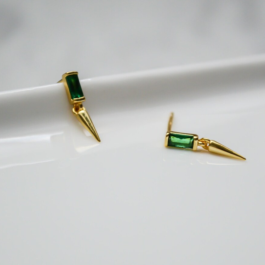 "Kendra" winzige Spike Ohrstecker vergoldet mit grünem Baguette Zirkonia