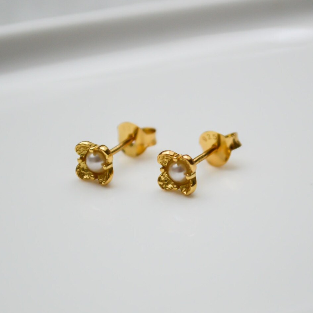 "Kami" zarte goldene Perlen Ohrstecker in Blüten Design