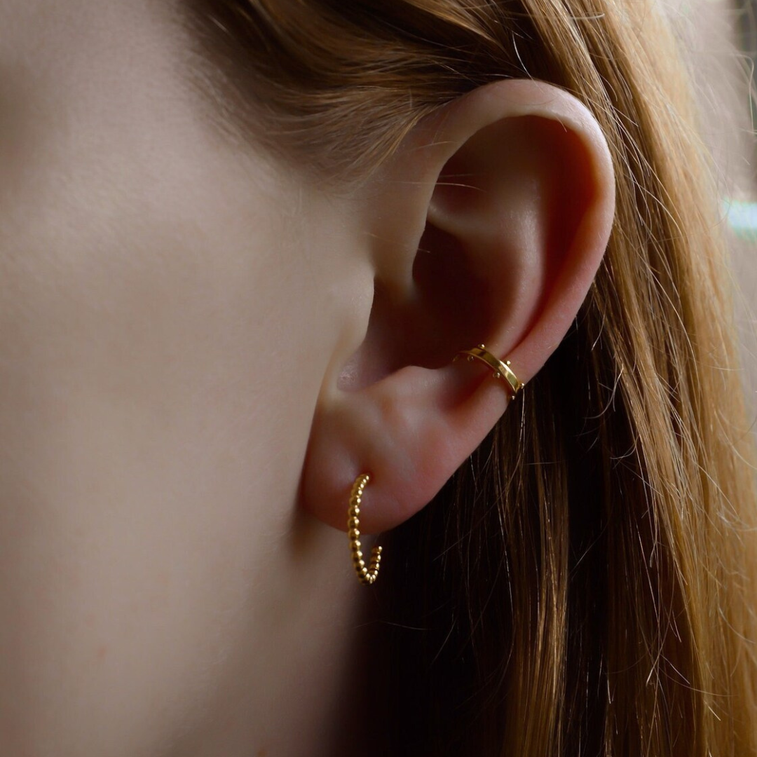 "Ava" minimalistischer, goldener Kügelchen Earcuff