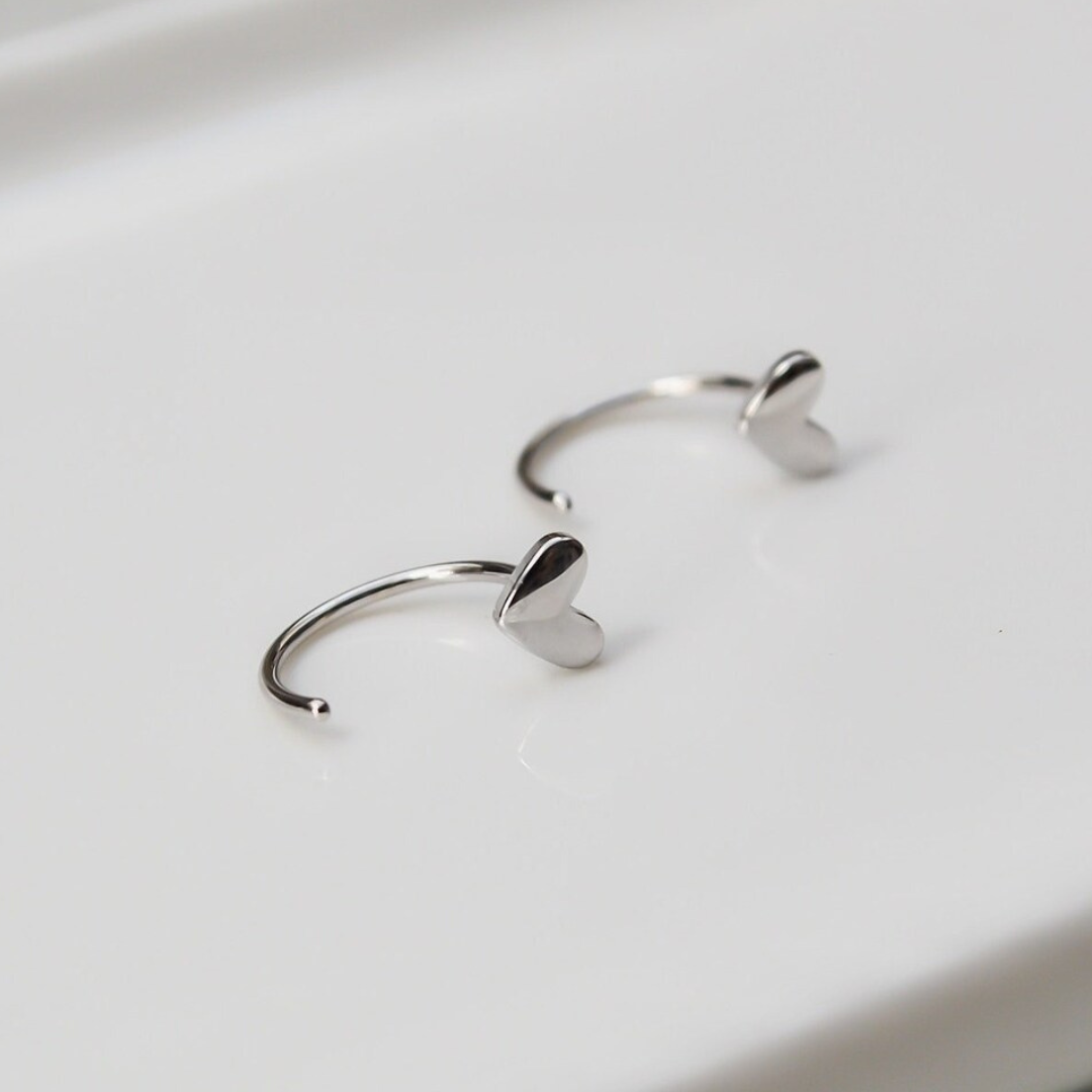 "Heart" schlichter Sterlingsilber Huggie Hoop mit Herzmotiv