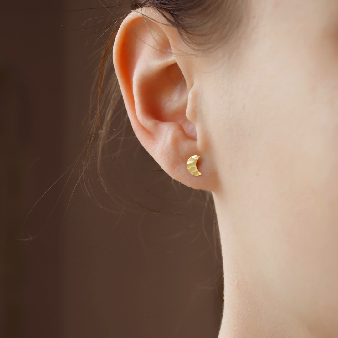 "Goldmoon" filigrane goldene, texturierte Mondohrstecker