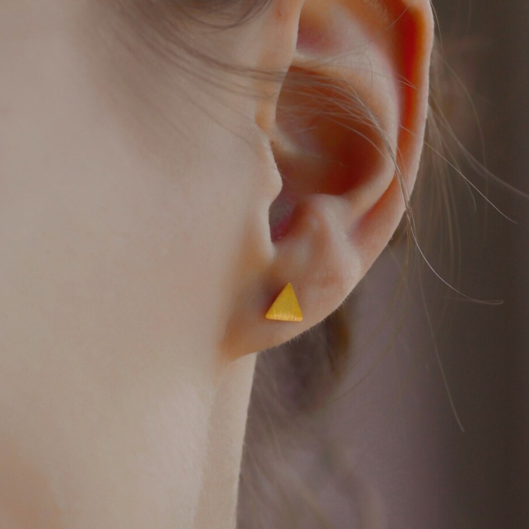 Matte goldene Dreieck Ohrstecker