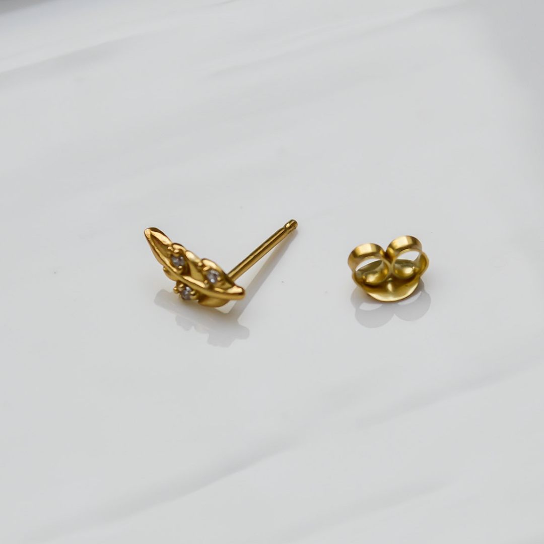 "Farina" goldene Blättchen Ohrstecker mit Zirkonia
