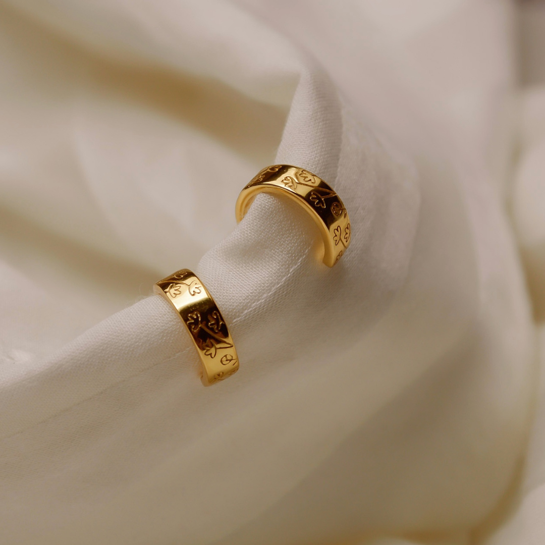 "Flora" goldene Halbcreolen mit Blumenmuster