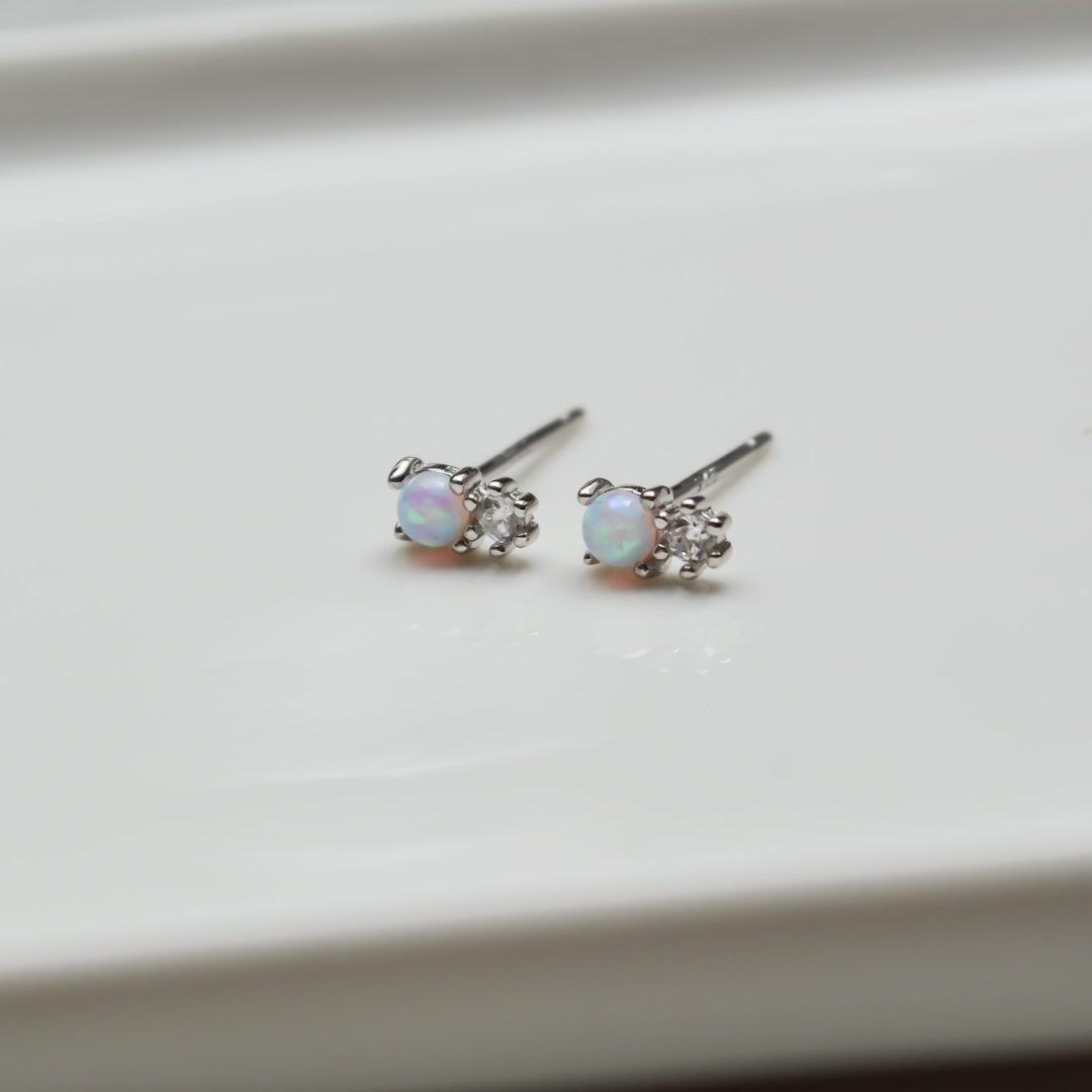 "Opal Sparkle" winzige Silber Ohrstecker mit Opal und Zirkonia
