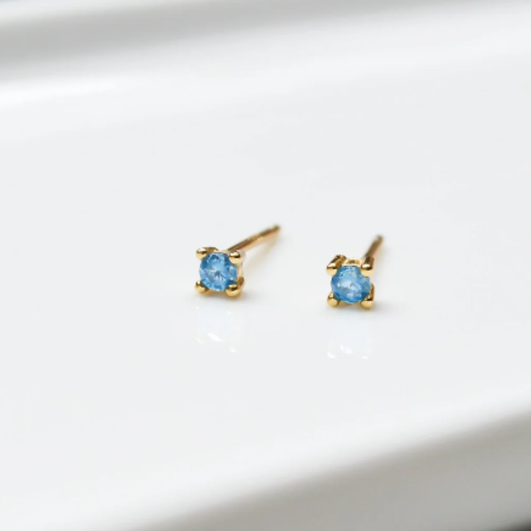 winzige goldene Ohrstecker mit blauem Zirkon
