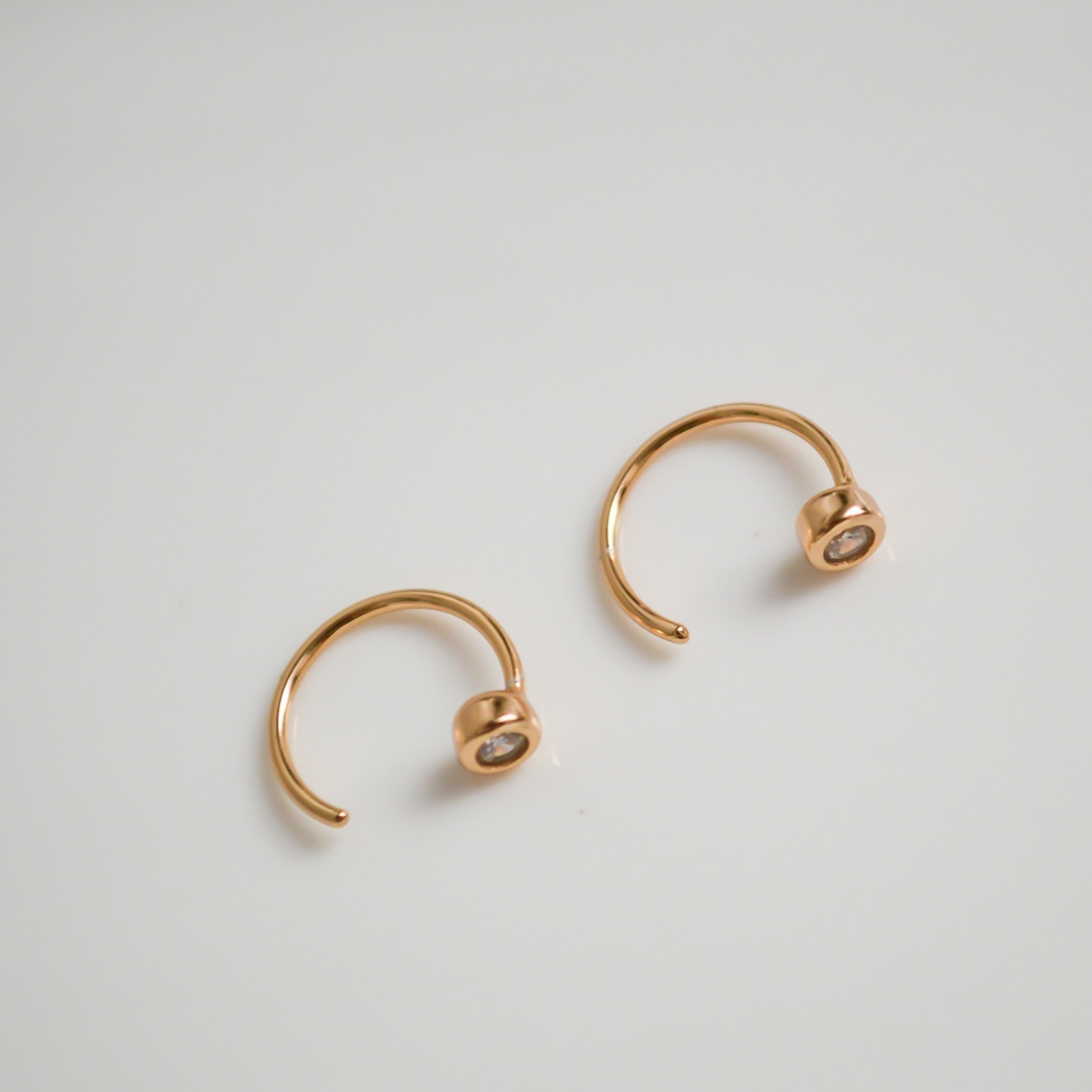 "Clarissa" goldene Zirkonia Huggie Hoops