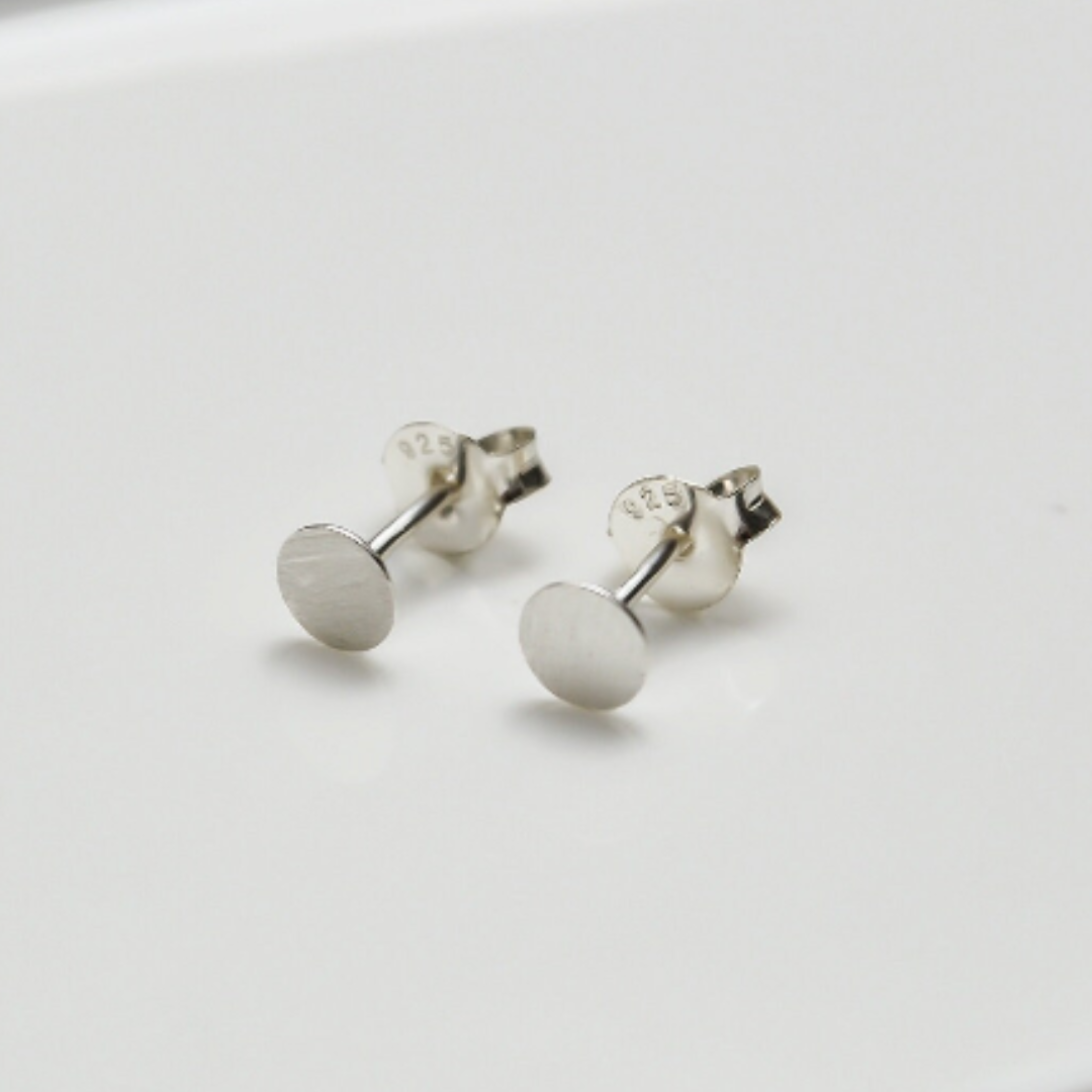 "Tairu" matte silberne Pünktchen Ohrstecker