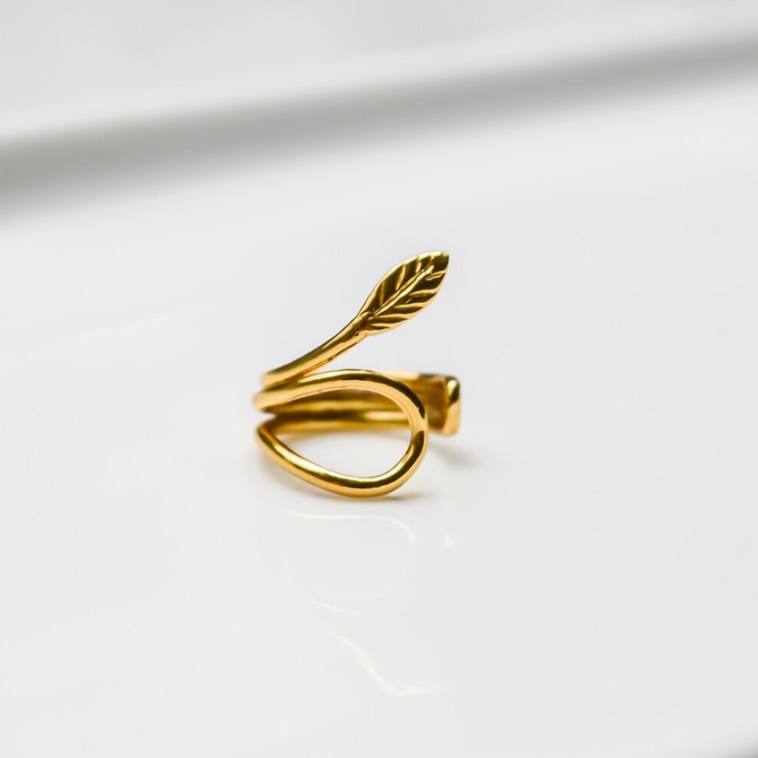 Zierlicher goldener Earcuff mit Blättchenmotiv