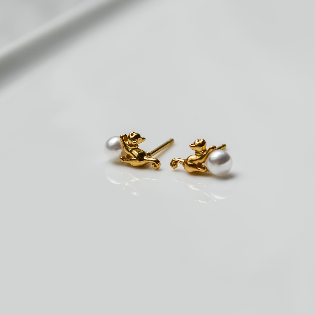 "Siam" winzige goldene Katzen Ohrstecker mit Perle