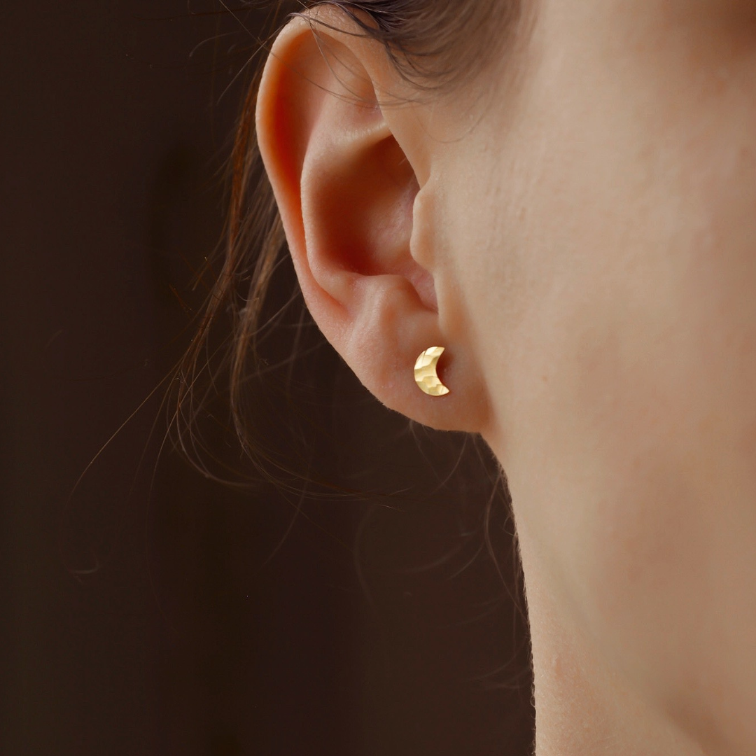 "Goldmoon" filigrane goldene, texturierte Mondohrstecker