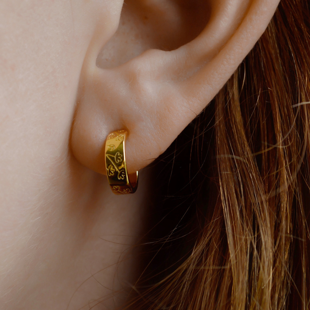 "Flora" goldene Halbcreolen mit Blumenmuster