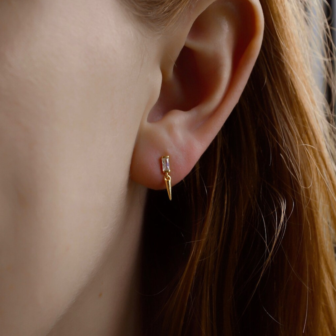 "Kendra" zierliche Spike Ohrstecker vergoldet mit Baguette Zirkonia