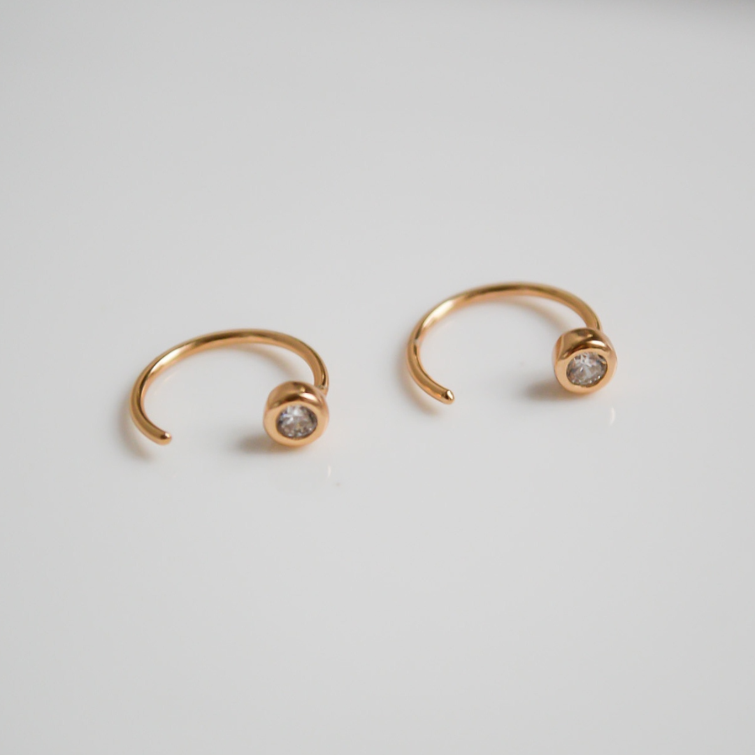 Champagner goldene Huggie Hoops mit rundem Zirkonia