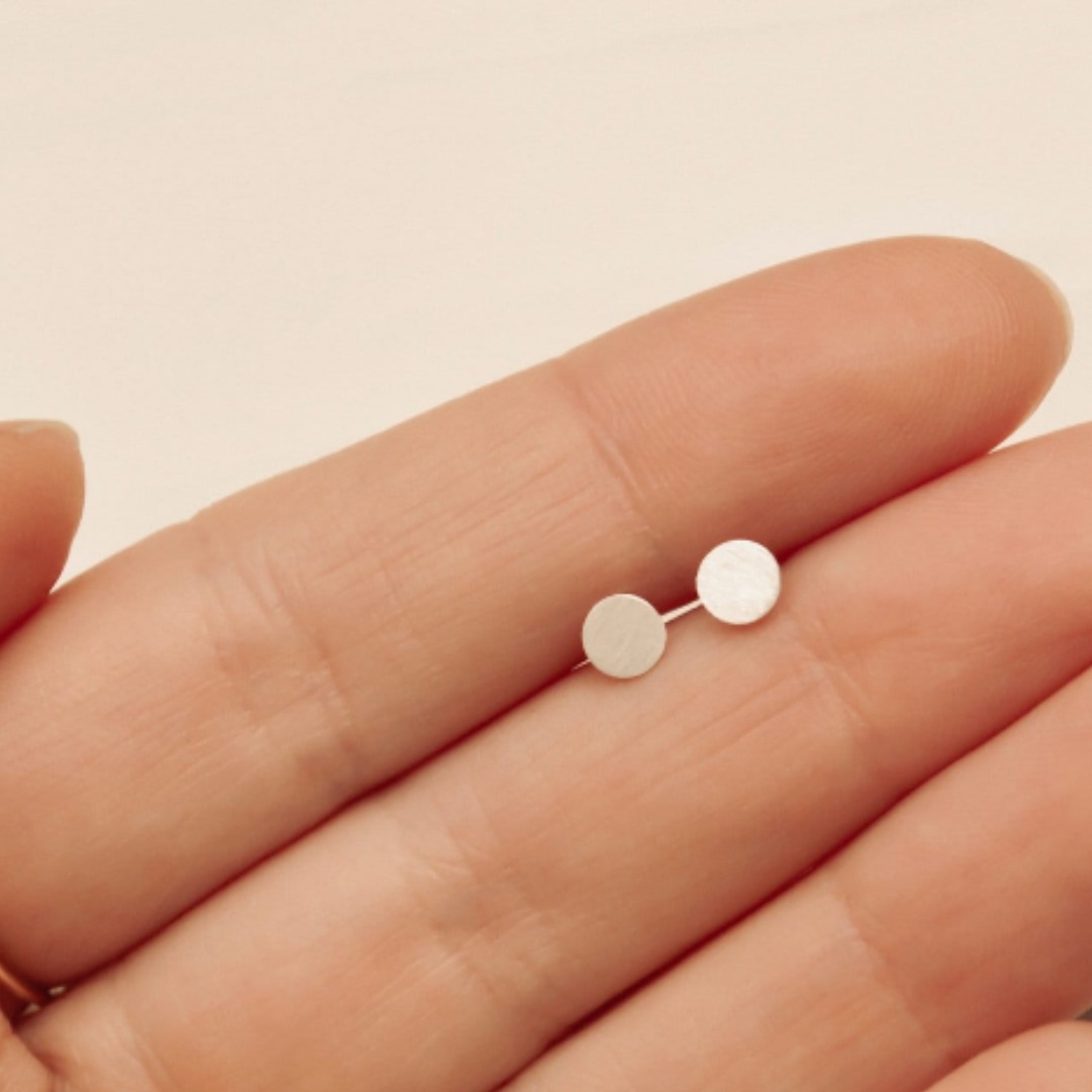 "Tairu" matte silberne Pünktchen Ohrstecker