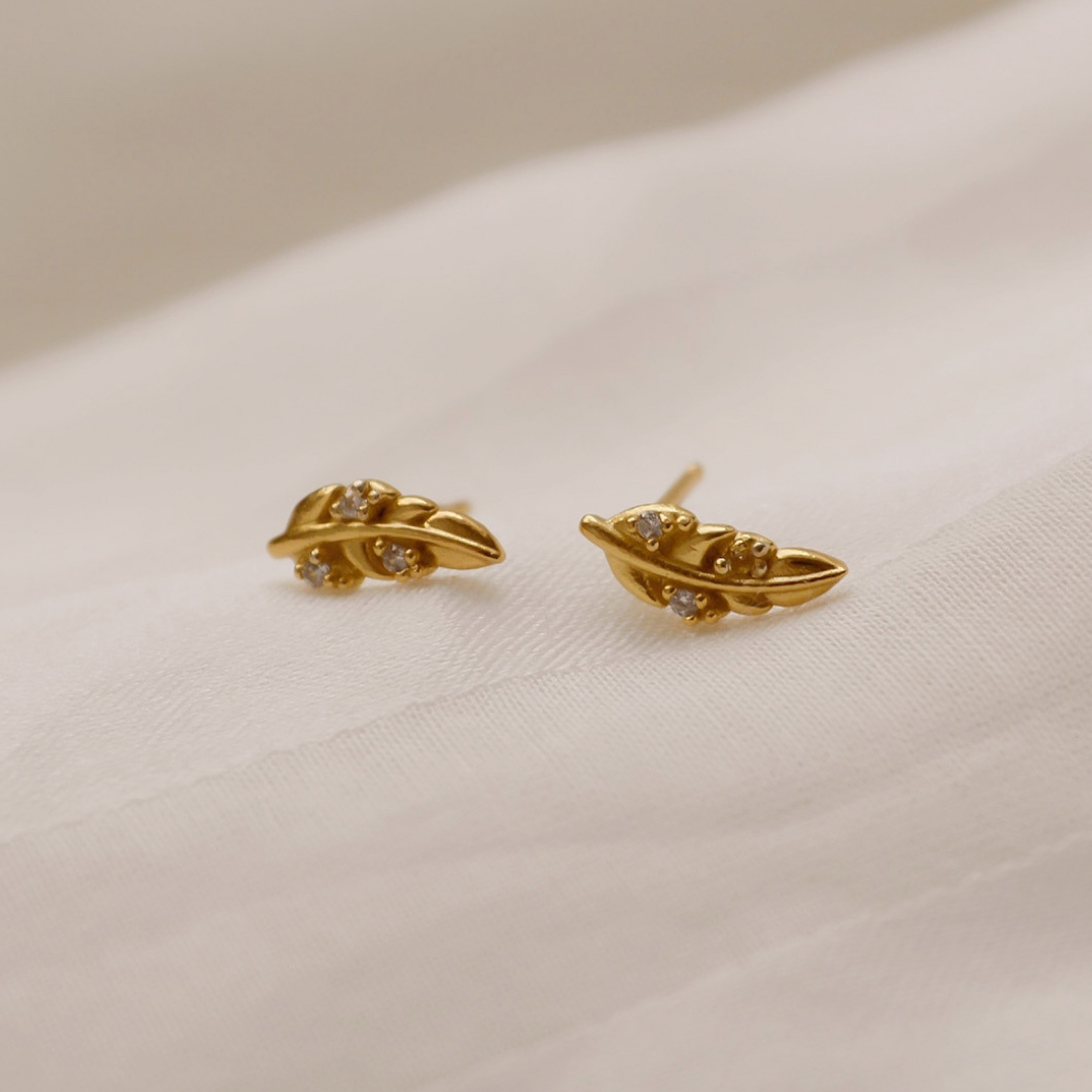 "Farina" goldene Blättchen Ohrstecker mit Zirkonia