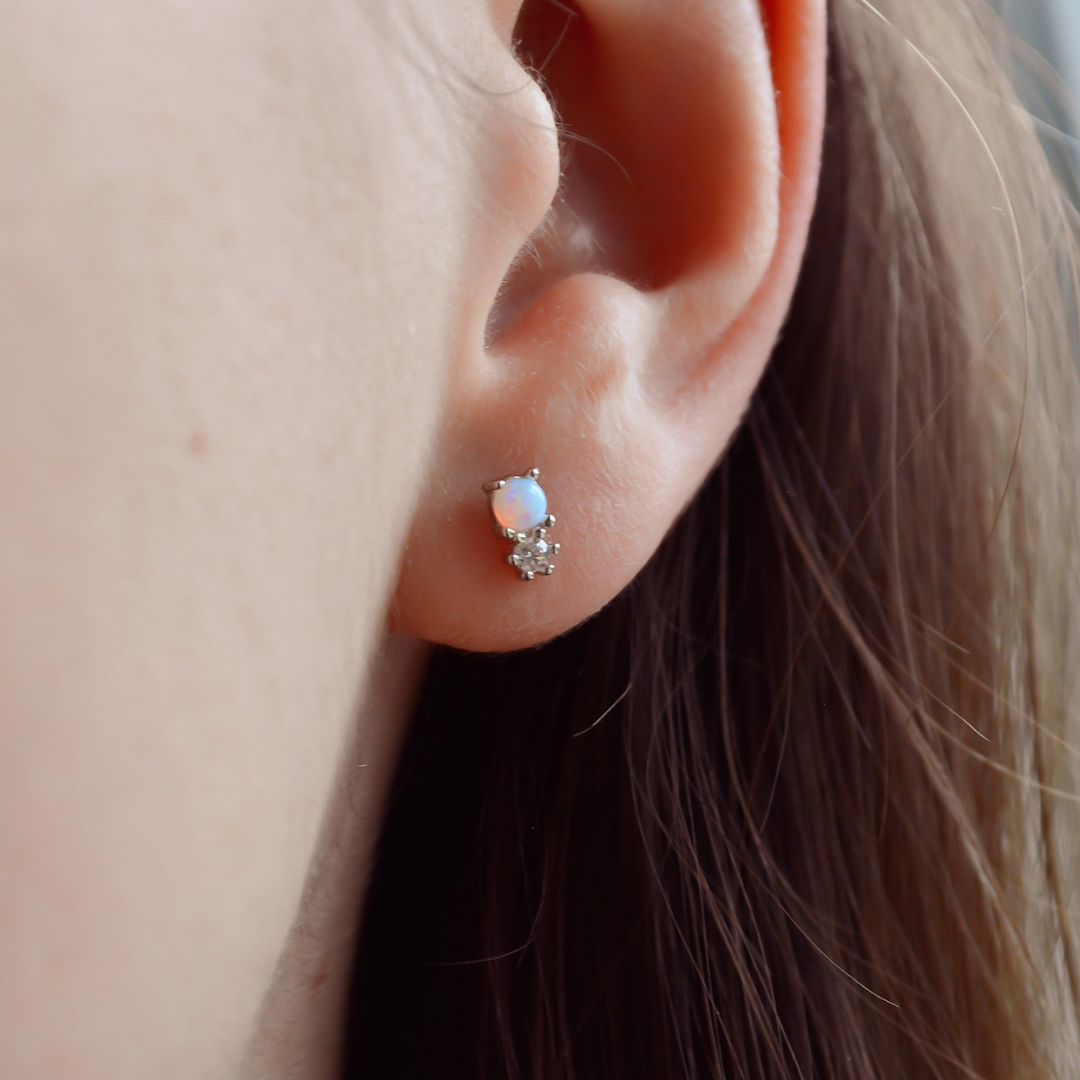 "Opal Sparkle" winzige Silber Ohrstecker mit Opal und Zirkonia