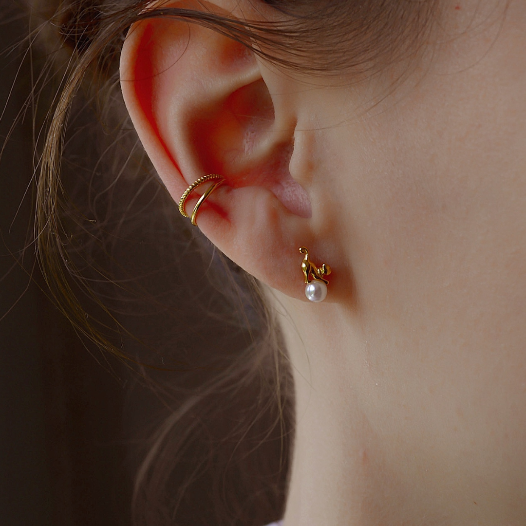 "Siam" winzige goldene Katzen Ohrstecker mit Perle