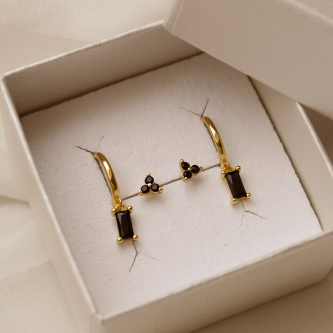 Set aus schwarzen Zirkonia Baguette Creolen und winzigen Zirkonia Ohrsteckern vergoldet