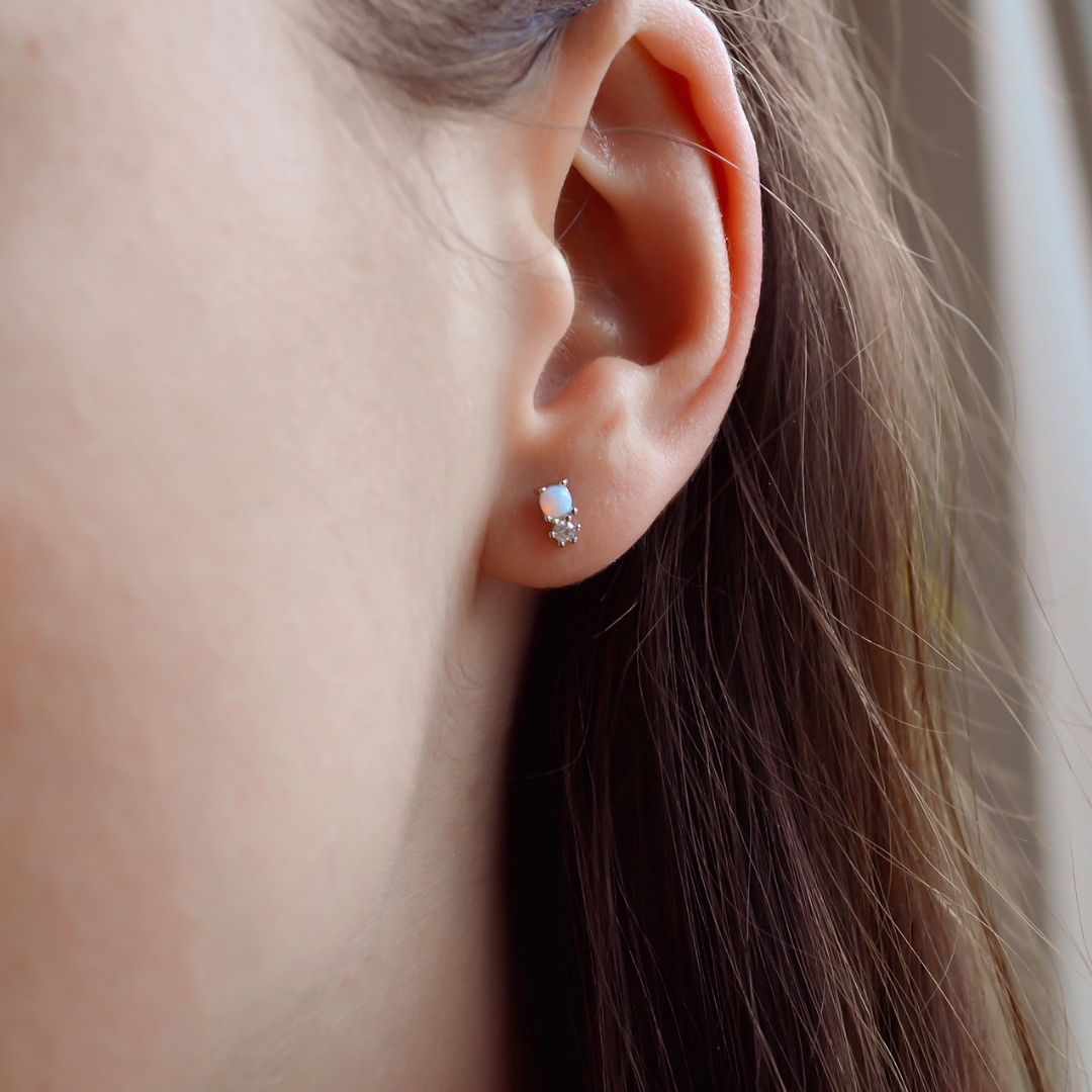 "Opal Sparkle" winzige Silber Ohrstecker mit Opal und Zirkonia