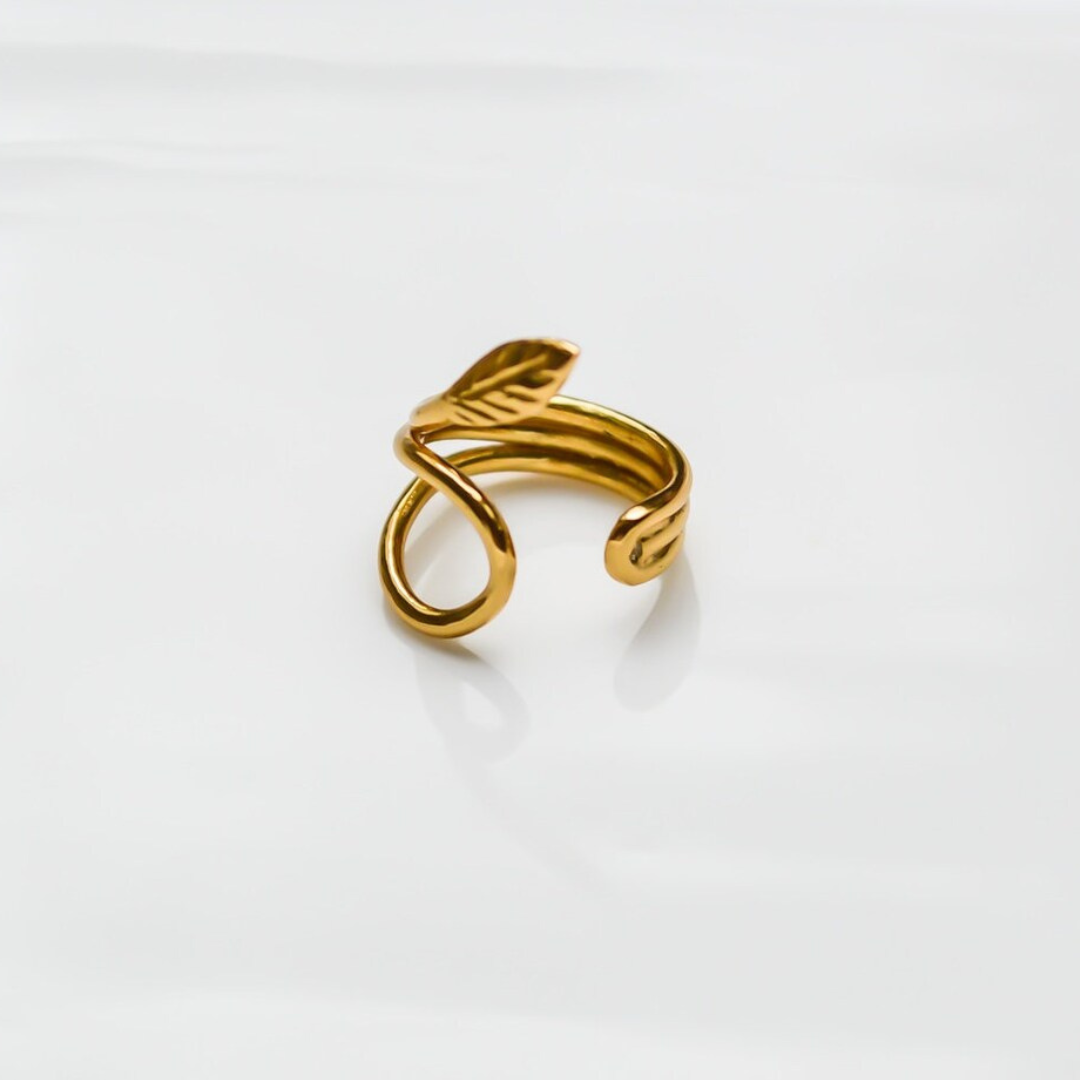 "Flora" zierlicher goldener Earcuff mit Blättchenmotiv