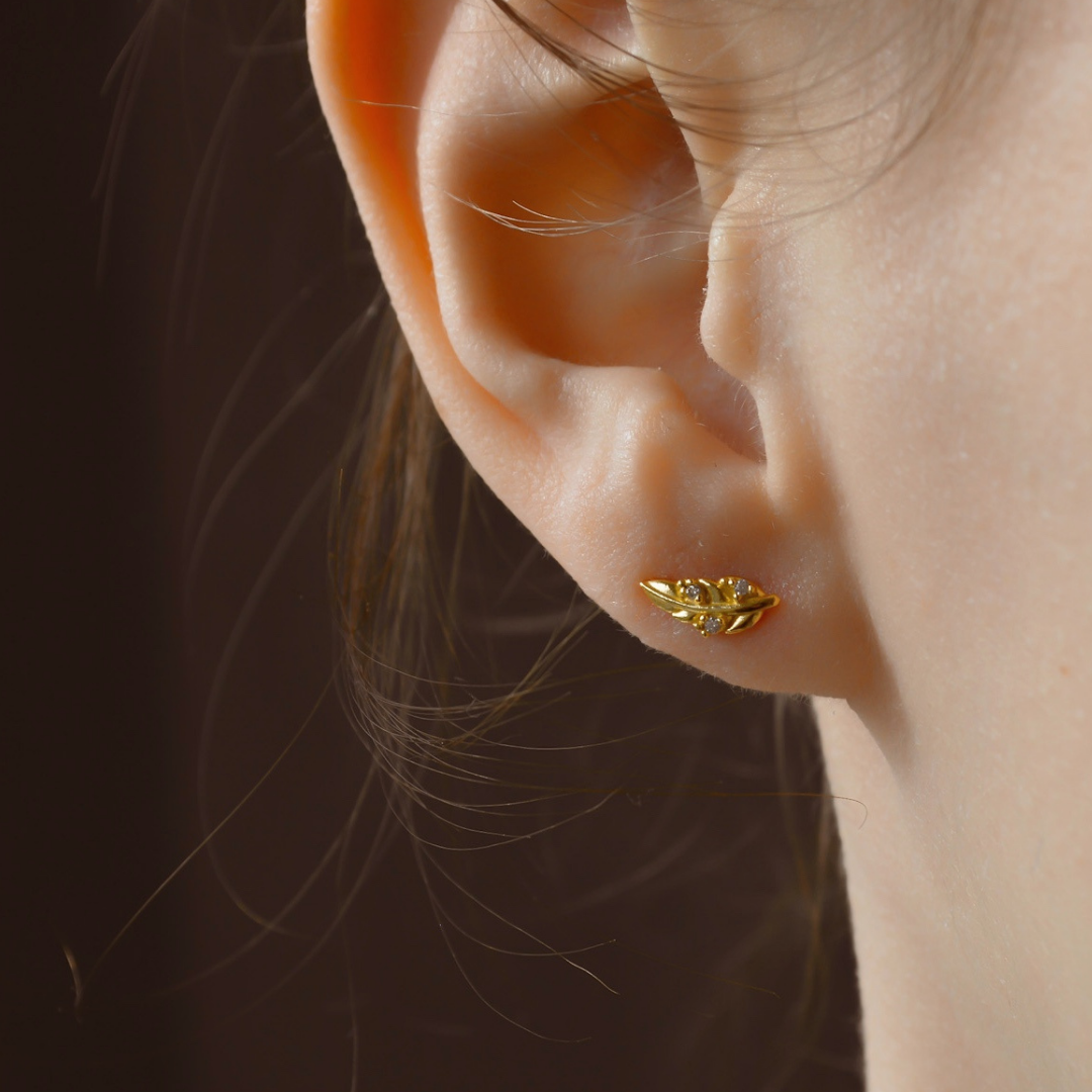 "Farina" goldene Blättchen Ohrstecker mit Zirkonia