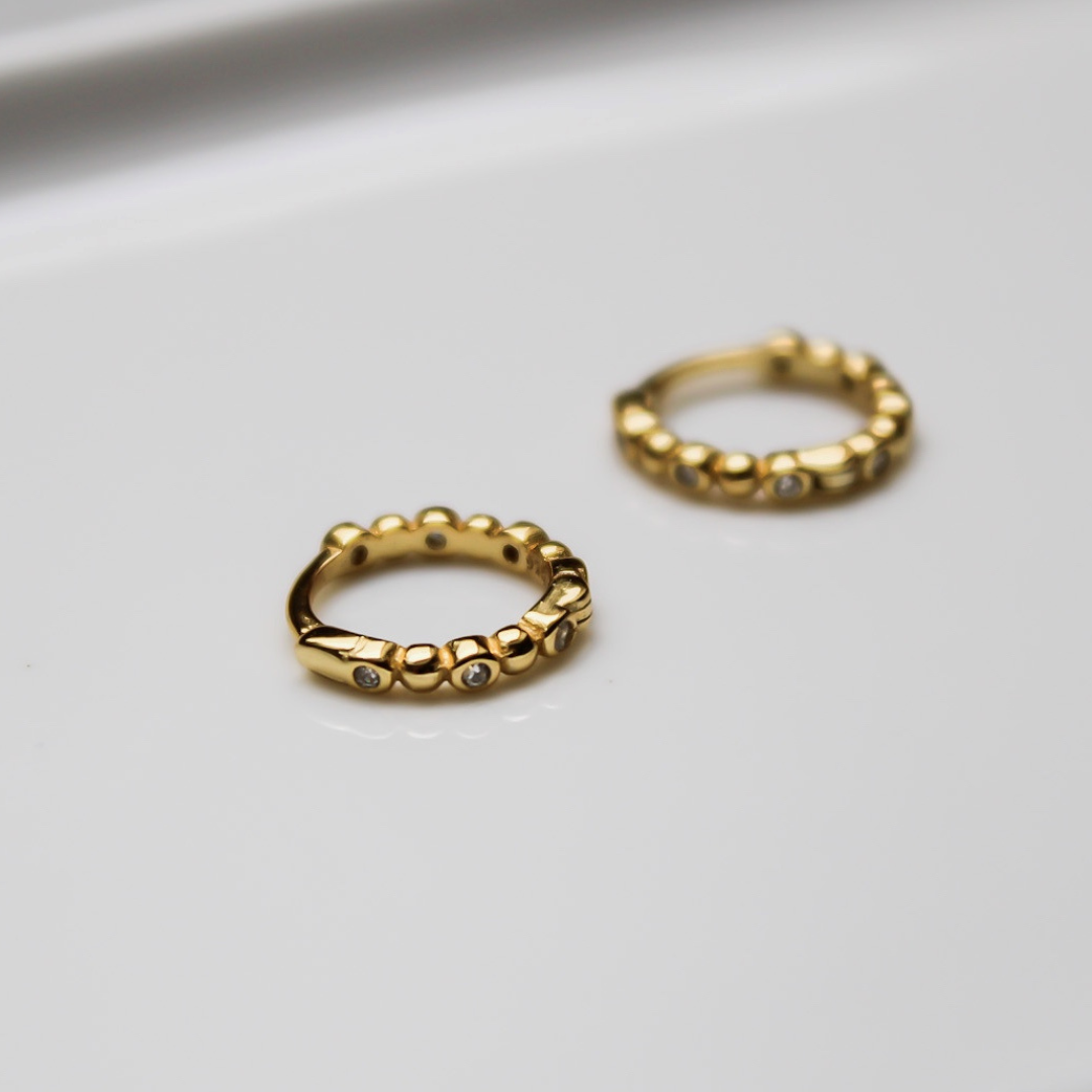 "Amelia" kleine Zirkonia Kügelchen Creolen Gold