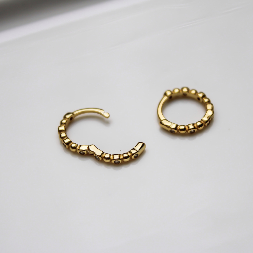 "Amelia" kleine Zirkonia Kügelchen Creolen Gold