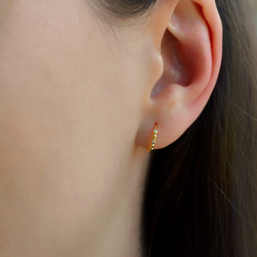 "Amelia" kleine Zirkonia Kügelchen Creolen Gold