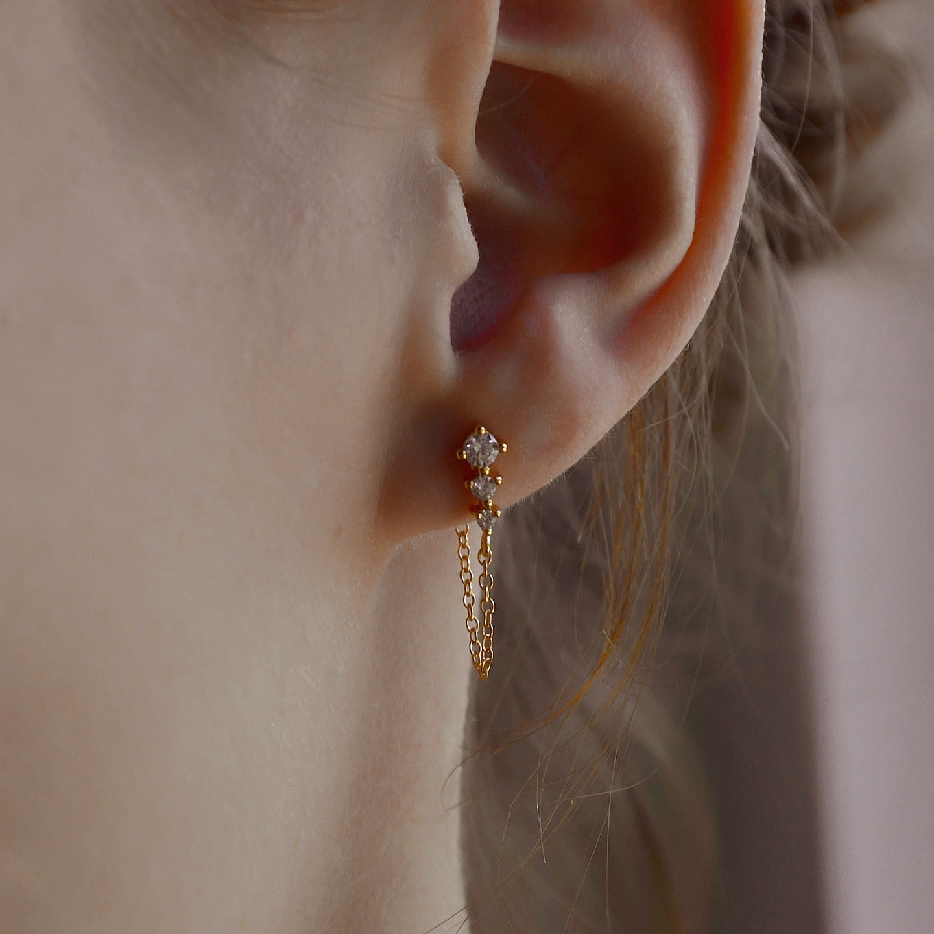 "Scarlett" Zirkonia Ohrstecker mit Kettchen