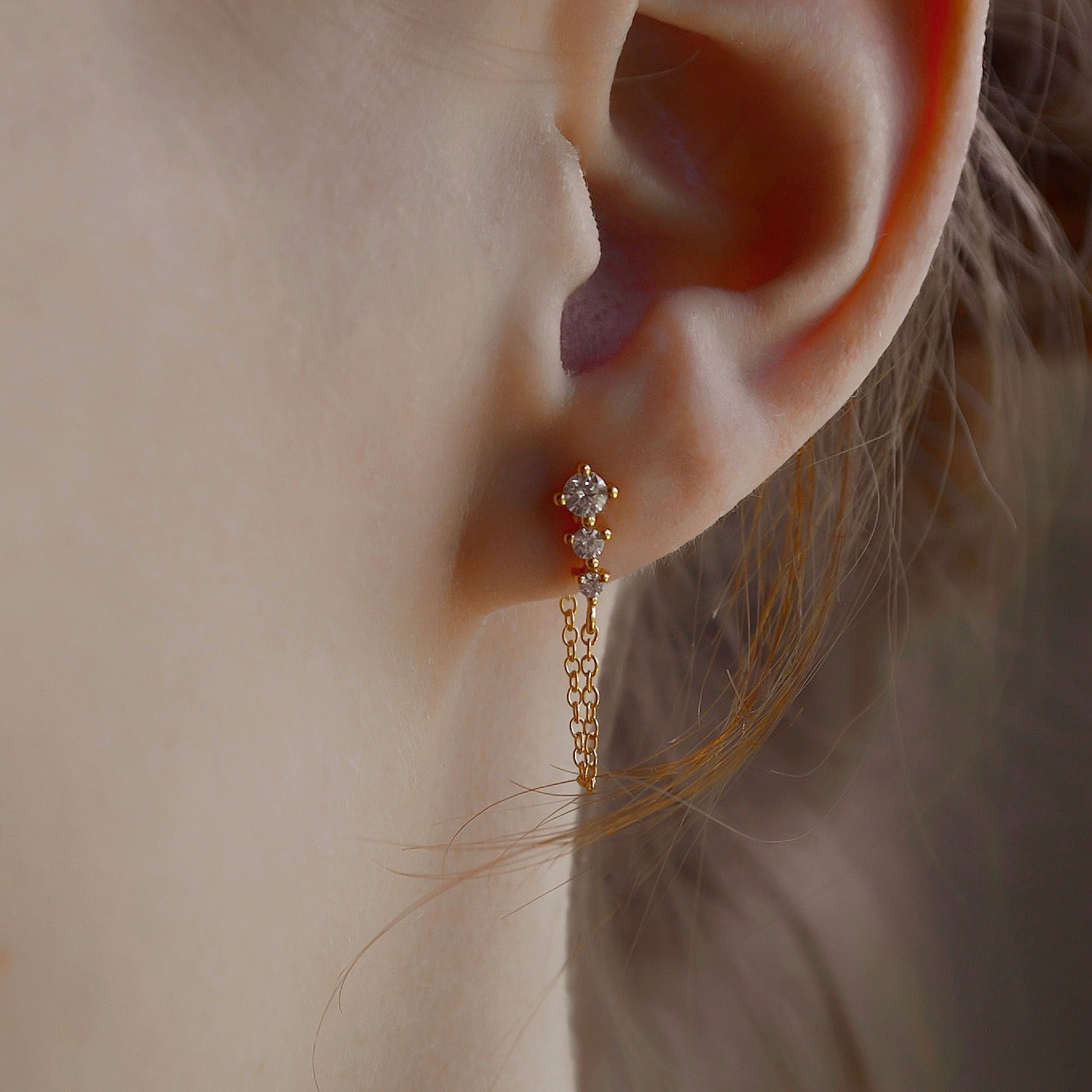 "Scarlett" Zirkonia Ohrstecker mit Kettchen