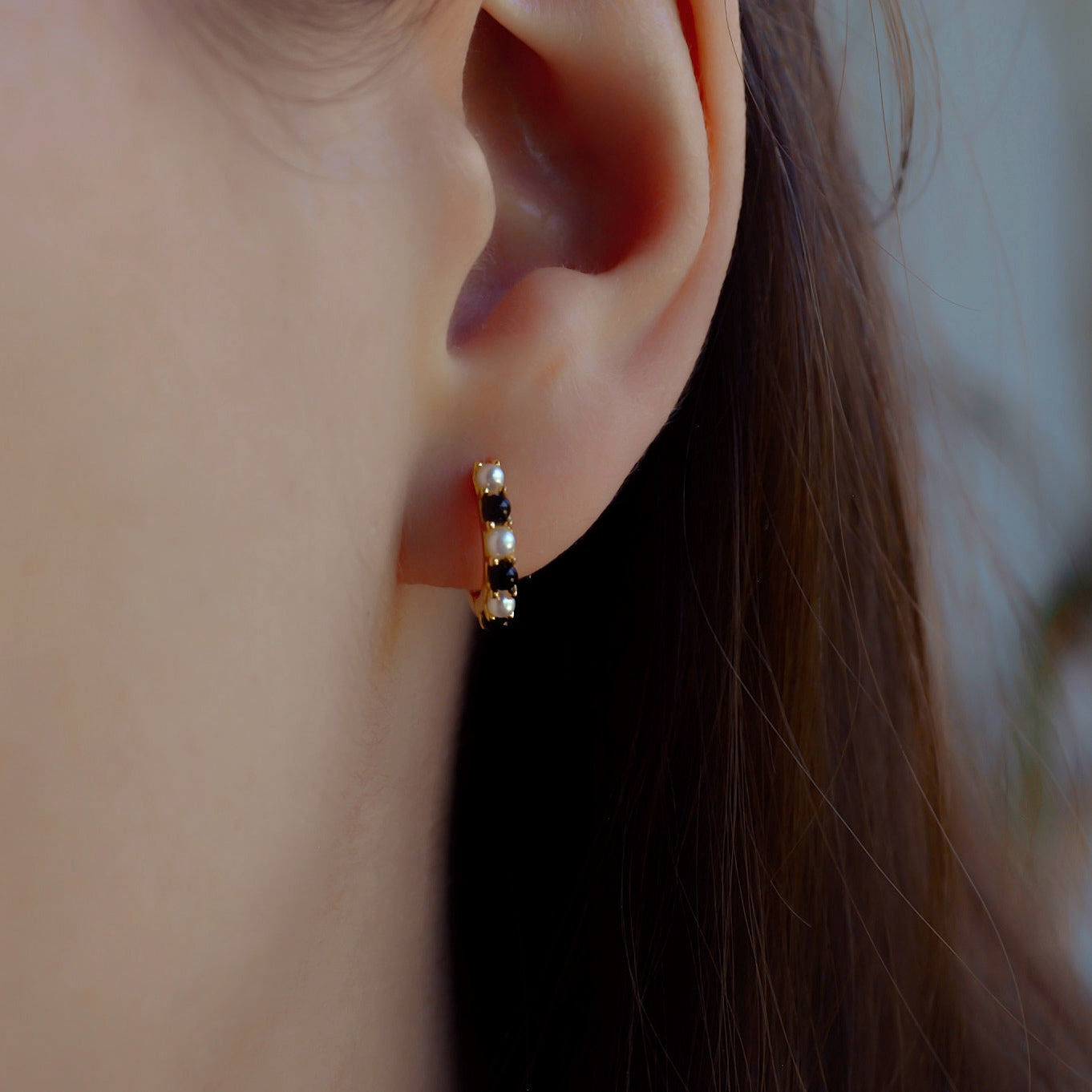 „Jessica" schwarz weiße Onyx und Perlen Creolen