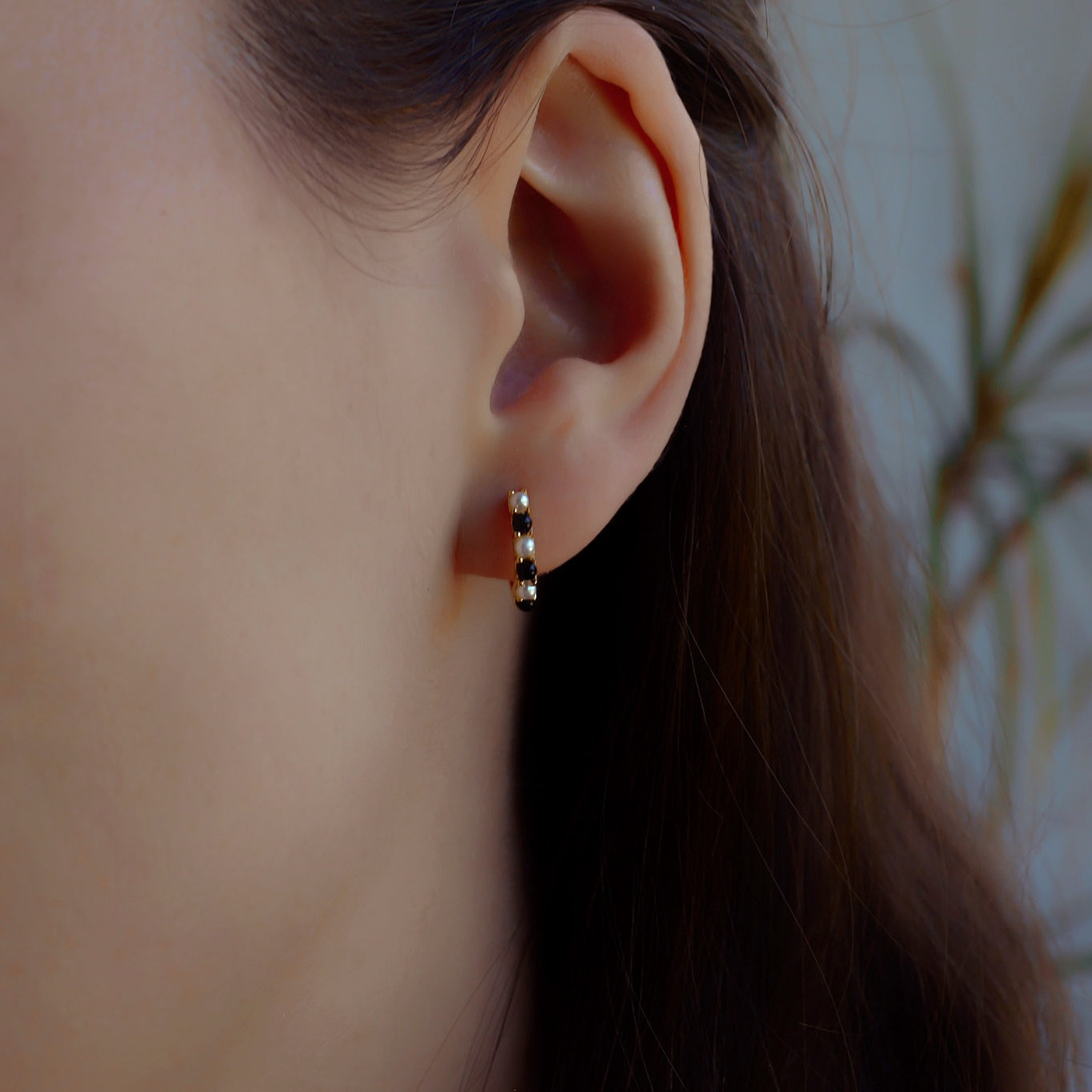 „Jessica" schwarz weiße Onyx und Perlen Creolen